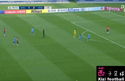 
业余！今晚亚冠赛现超奇葩1幕：越位3米远边裁没有举旗_星空