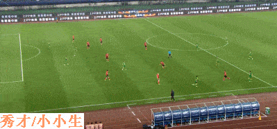 
中超裁判再闹笑话 越位3米不举旗遭球员围堵 董路吐槽惊弓之鸟-星空综合(图6)