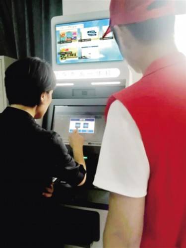 
“就近办、马上办”便民服务进社区【星空综合】(图3)